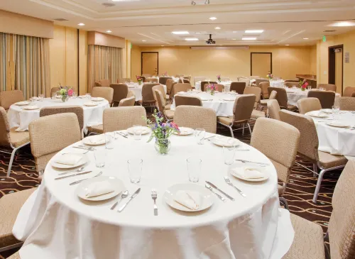 Holiday Inn Express & Suites Salinas Restauration Photos