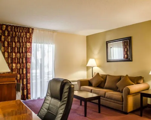 Quality Inn & Suites Pensacola Bayview Rooms Photos