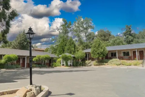 Mariposa Lodge Near Hotel Photos
