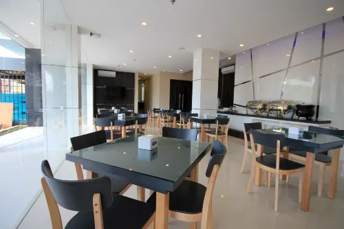 OS Hotel Airport Batam Dining Photos