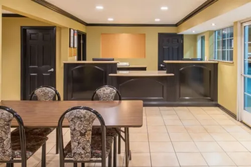 Ramada by Wyndham Ontario Ristorazione Photos