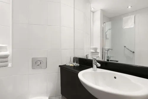 Ramada by Wyndham Hounslow - Heathrow East Photos