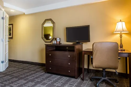 Clarion Hotel & Suites Hamden-New Haven Photos