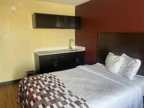 Red Roof Inn & Suites Indianapolis Airport Rooms Photos
