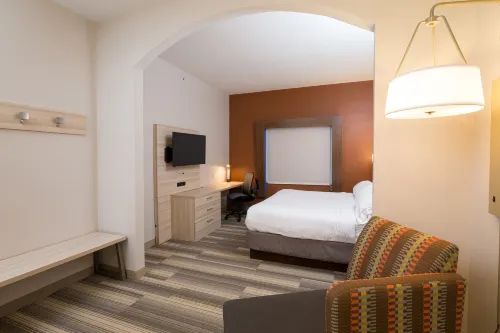 Holiday Inn Express & Suites Detroit - Utica Zimmer Photos