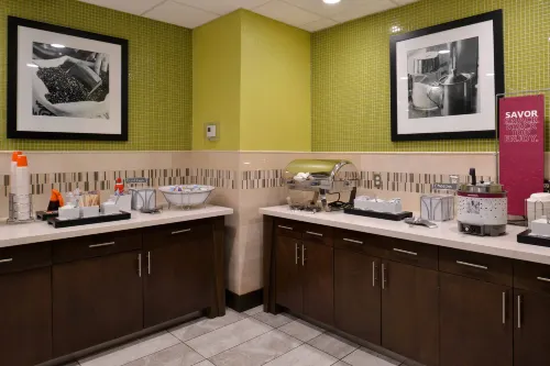 Hampton Inn & Suites Dallas Market Center Restauration Photos