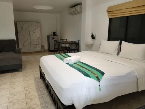 Phratamnak Inn - 100 Meter from Beach Номера Photos
