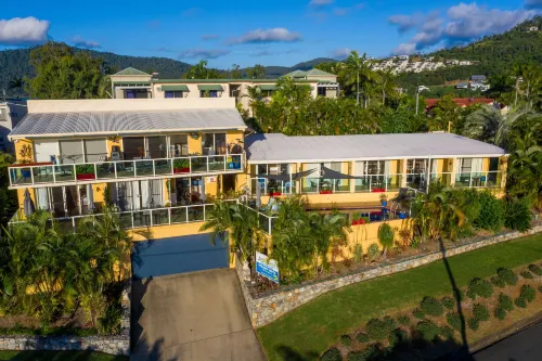 Sunlit Waters Studio Apartments Exterior Photos