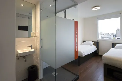 EasyHotel Amsterdam City Centre South Rooms Photos