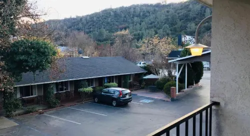 Mariposa Lodge Near Hotel Photos