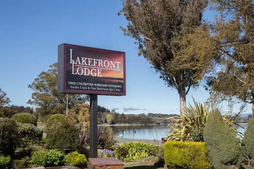 Lakefront Lodge Near Hotel Photos