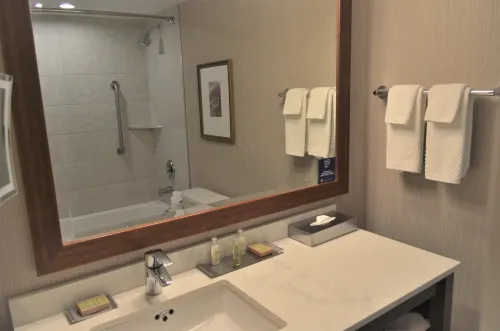 DoubleTree Fallsview Resort & Spa by Hilton - Niagara Falls Rooms Photos