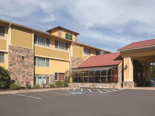 Best Western Plus Parkway Inn Exterior Photos