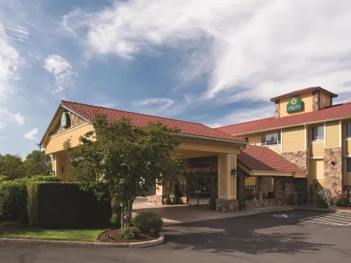 Best Western Plus Parkway Inn Exterior Photos