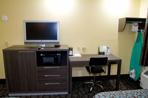 Days Inn by Wyndham Blue Springs Zimmer Photos