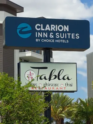 Clarion Inn & Suites Across from Universal Orlando Resort Exterior Photos