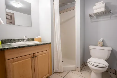 Basecamp Lodge Golden Rooms Photos