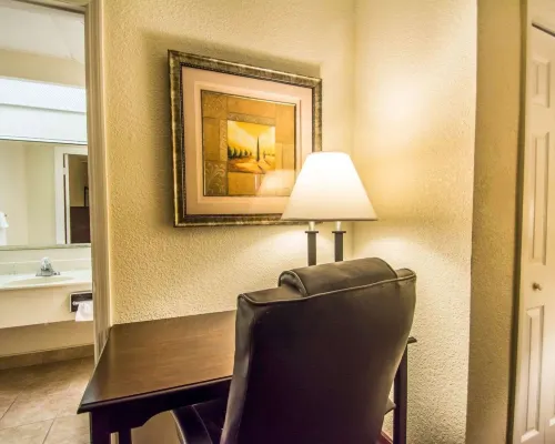 Quality Inn & Suites at Tropicana Field Rooms Photos