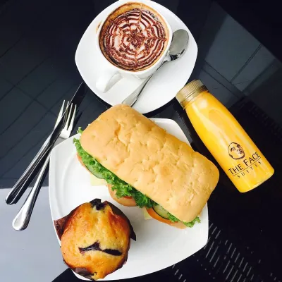 THE FACE Suites Hotel Makanan Photos