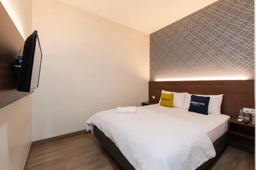 Urbanview Hotel Cengkareng Jakarta by RedDoorz Rooms Photos
