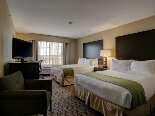 Holiday Inn & Suites Milwaukee Airport Photos