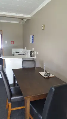 High Country Motel & Backpackers Rooms Photos