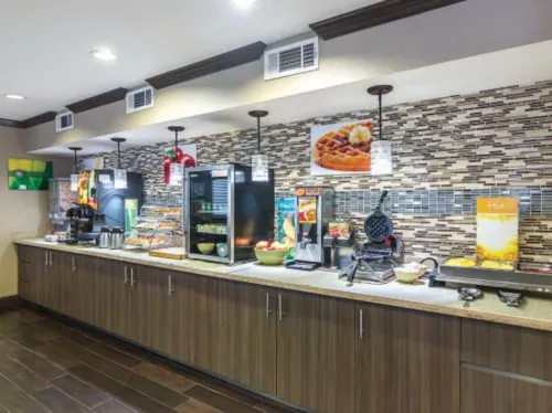Days Inn & Suites by Wyndham Arlington Near Six Flags Restauration Photos