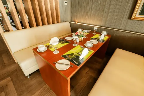 Empress Hotel Makassar City Center by Life Spisning Photos