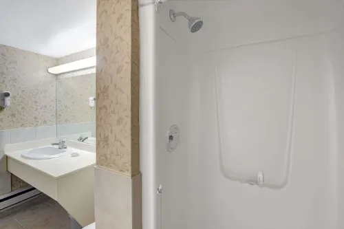 Super 8 by Wyndham Niagara Falls North Rooms Photos