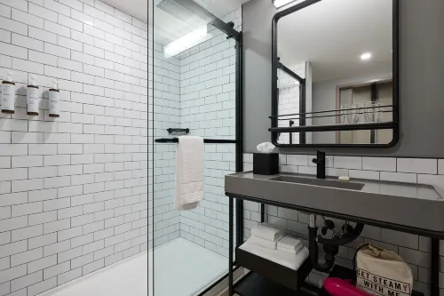 Moxy Charleston Downtown Rooms Photos