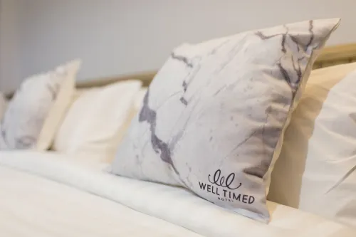 Well Timed Hotel Kamar Photos