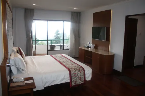 Puncak Pass Resort Kamar Photos