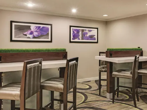 La Quinta Inn & Suites by Wyndham Cleveland - Airport North Dining Photos