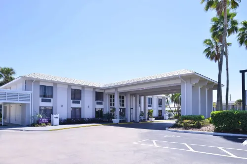 Clarion Inn & Suites Across from Universal Orlando Resort Exterior Photos