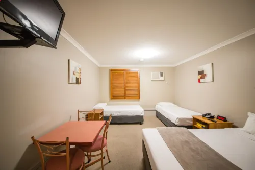 Cosmopolitan Motel & Serviced Apartments Rooms Photos