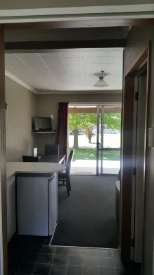 High Country Motel & Backpackers Rooms Photos