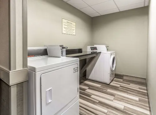 La Quinta Inn & Suites by Wyndham Cleveland - Airport North Public Areas Photos