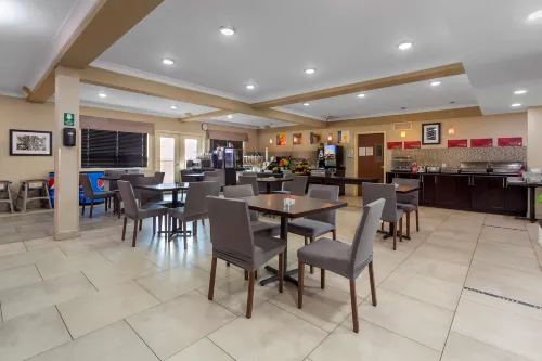 Best Western Plus Fort Saskatchewan Inn  Suites Restauration Photos