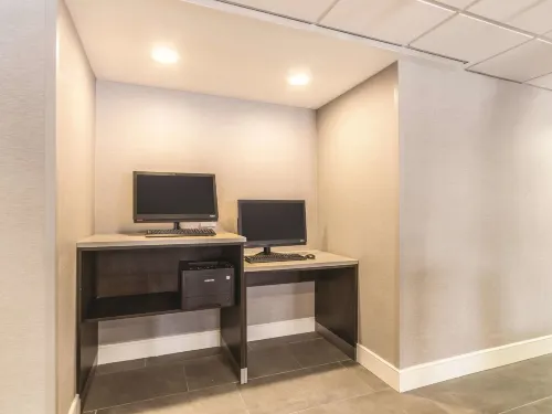 La Quinta Inn & Suites by Wyndham Cleveland - Airport North Business Facilities Photos