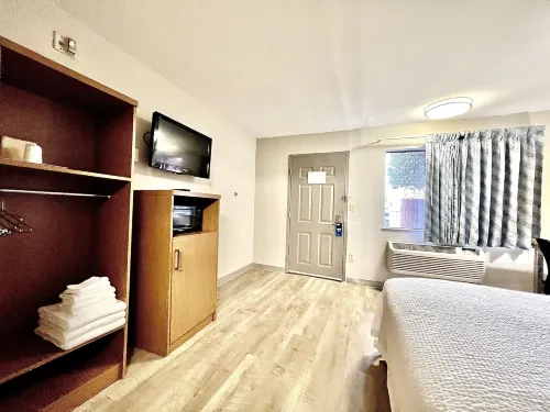 Days Inn & Suites by Wyndham Arlington Near Six Flags Chambres Photos