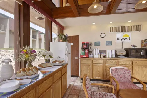Days Inn by Wyndham Colorado Springs/Garden of the Gods Dining Photos