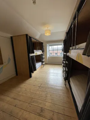 Leevin Hostel George Photos
