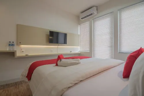 RedDoorz Apartment @ Sentul Tower Kamar Photos