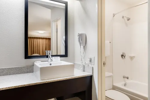 Super 8 by Wyndham Deerfield - Northbrook Rooms Photos