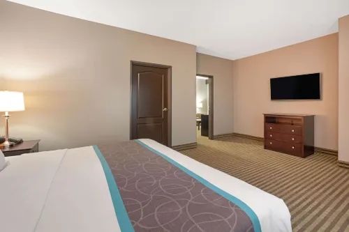 La Quinta Inn & Suites by Wyndham Houston Bush Intl Airpt E Photos