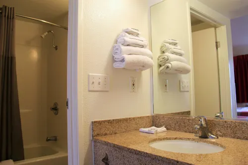 Motel 6 Enfield, CT - Hartford Rooms Photos