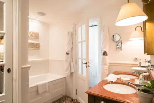 Airelles Gordes, La Bastide Chambres Photos
