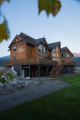 Basecamp Lodge Golden Exterior Photos