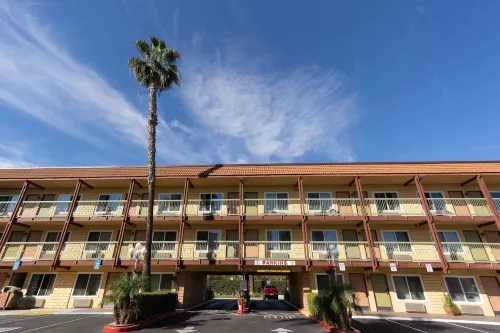 Super 8 by Wyndham Anaheim/Disneyland Drive Избранное Photos