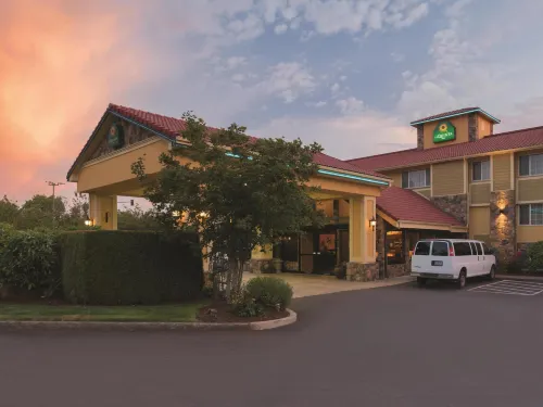 Best Western Plus Parkway Inn Exterior Photos